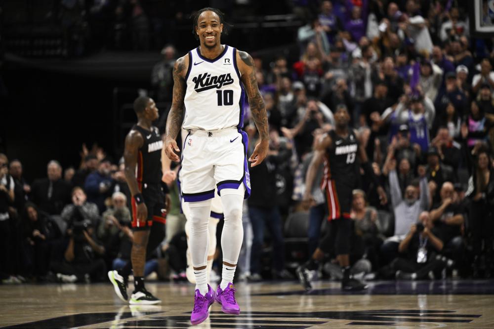 他感到肩上 他感到肩上